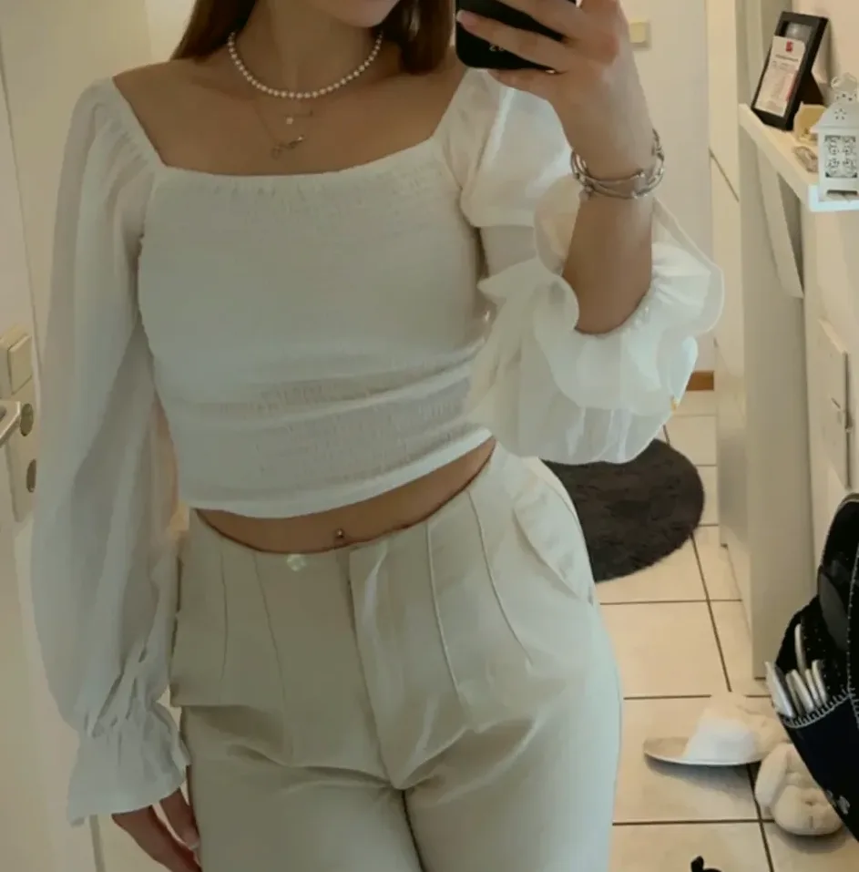 Alexandra, 25
