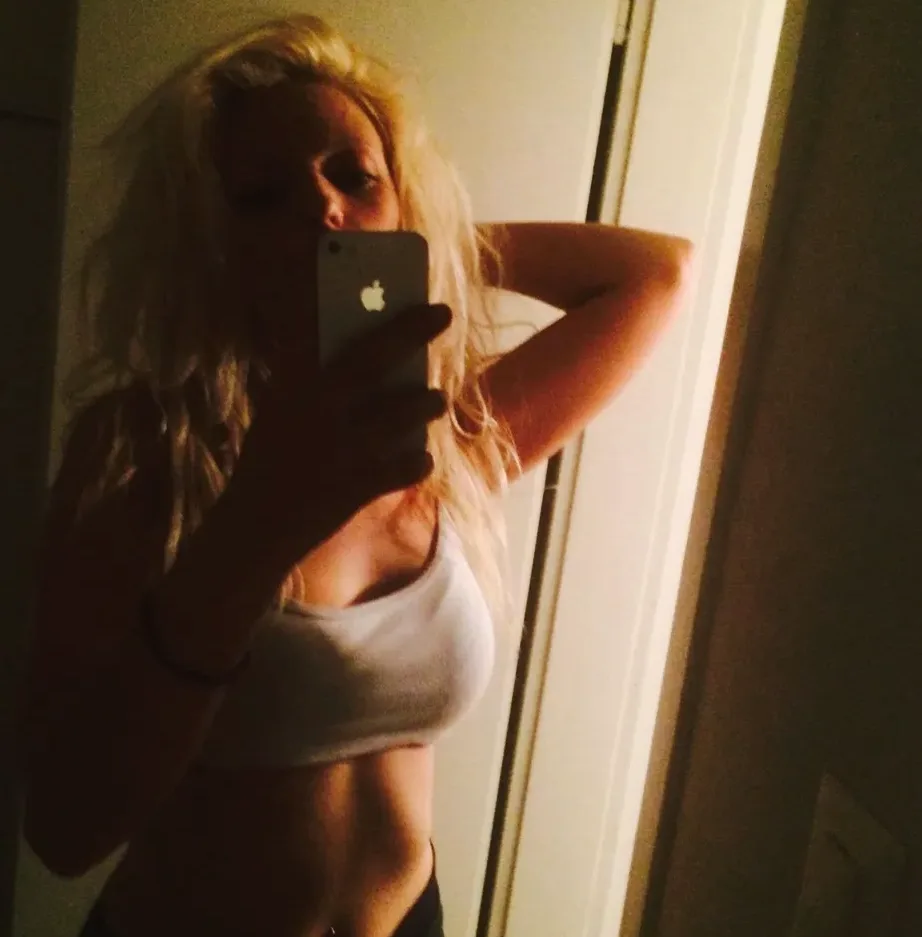 Claudia, 33