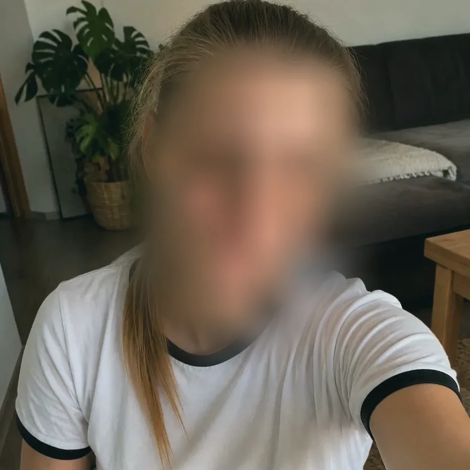 Mia, 21