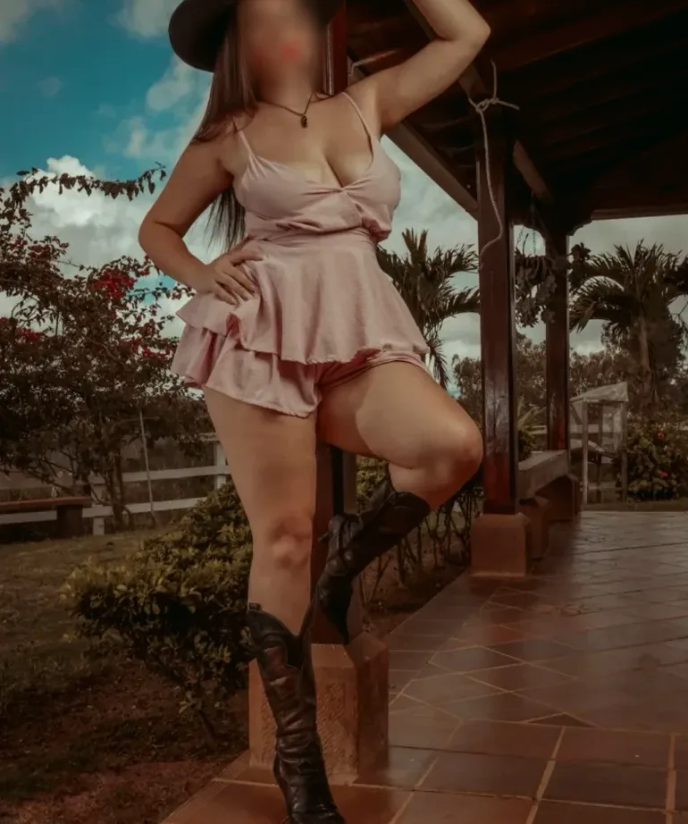 Viktoria, 21